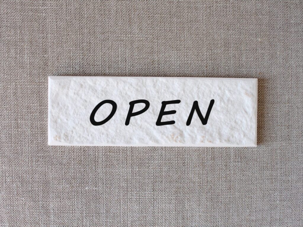 「OPEN」と書かれた白いプレート