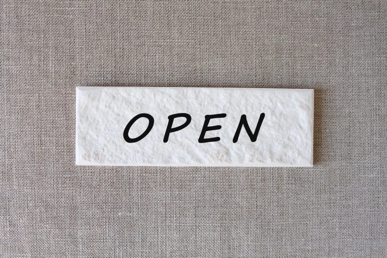 「OPEN」と書かれた白いプレート