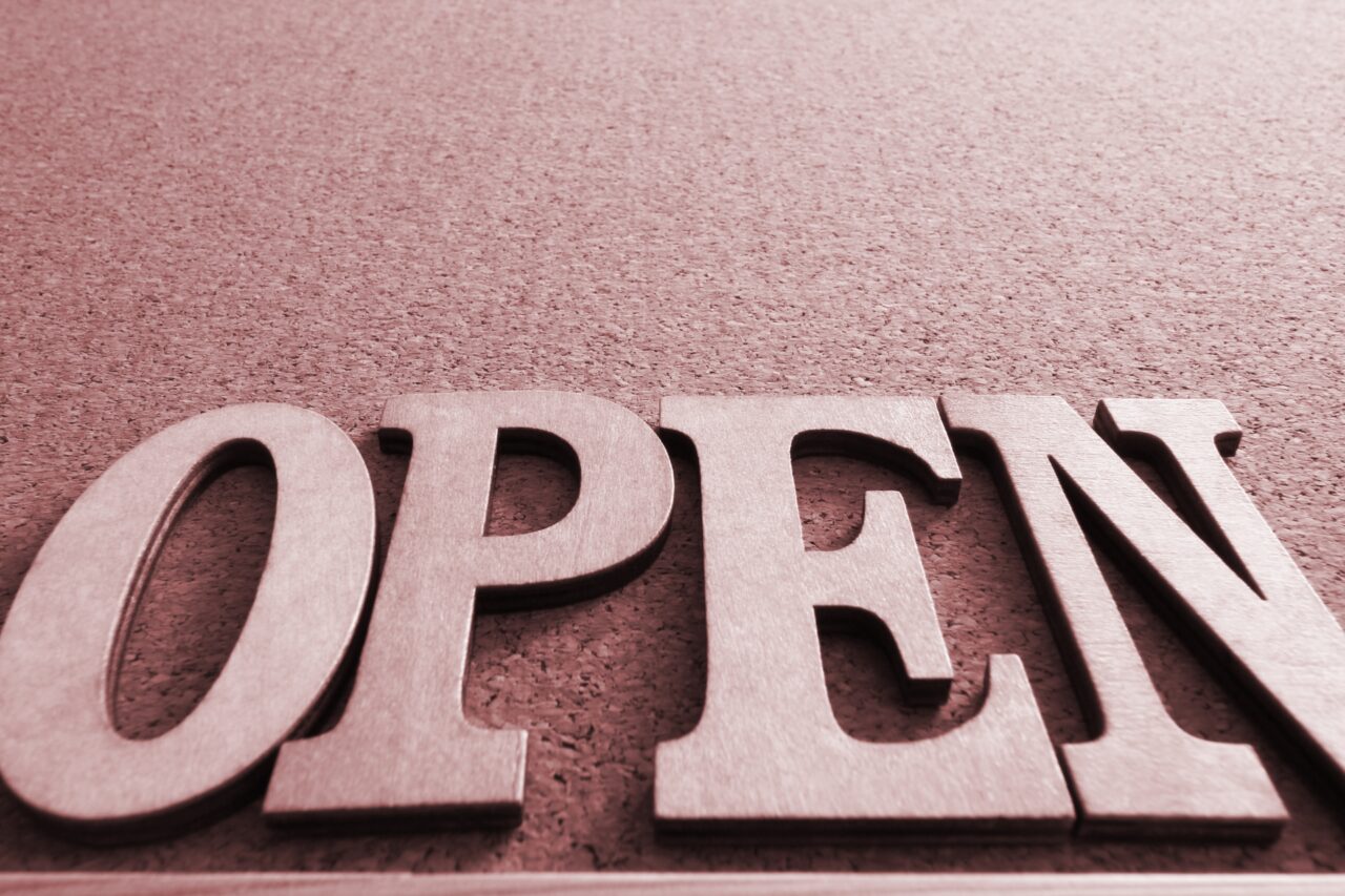 「OPEN」の木の立体文字