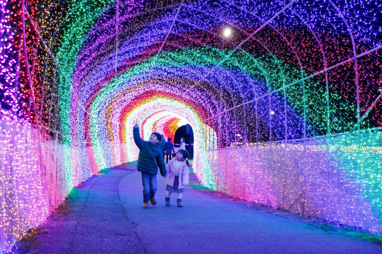 虹色に光るうずまきトンネル